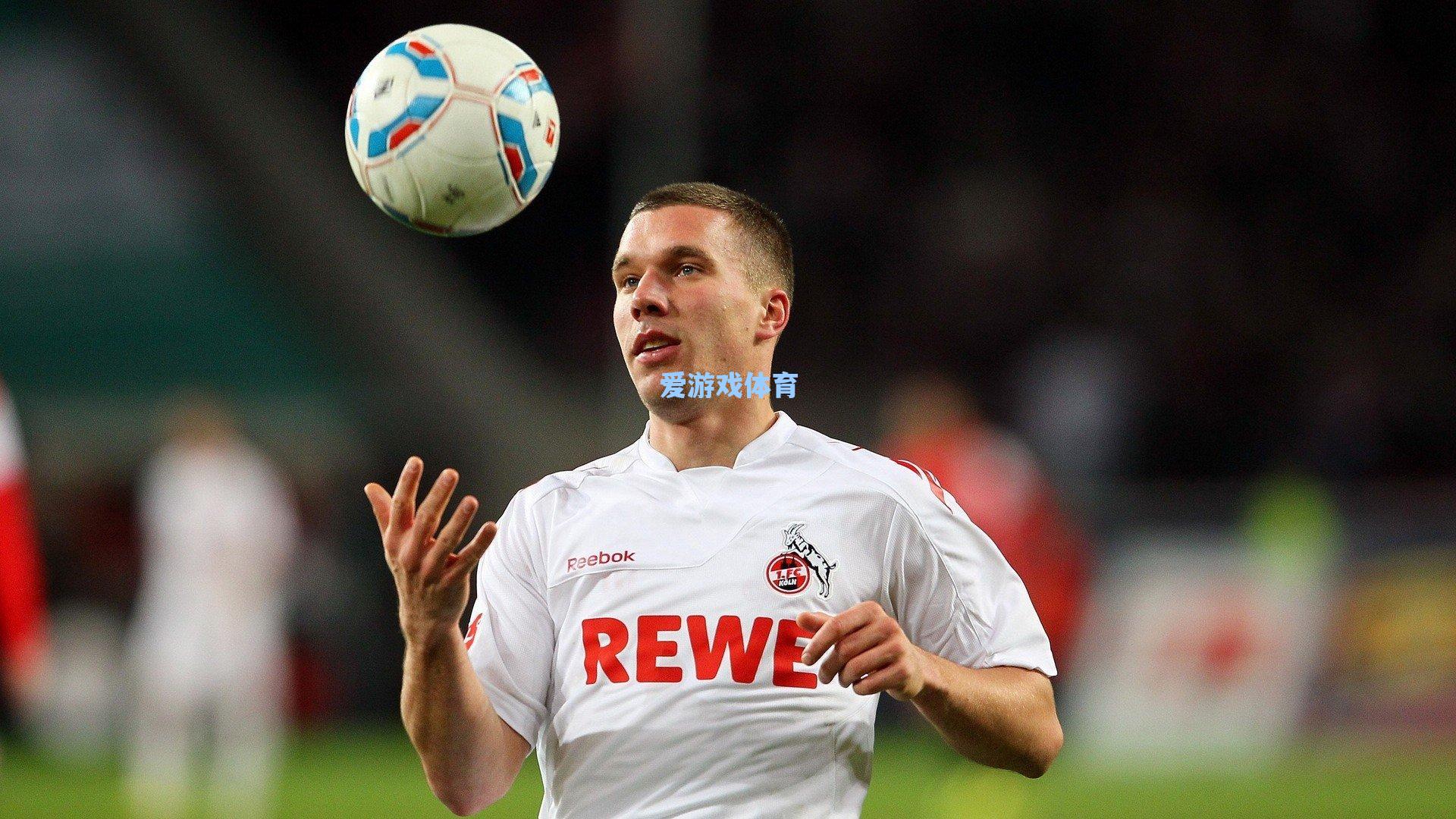 巴黎圣日耳曼豪掷7000万欧元签下本菲卡19岁后腰新星